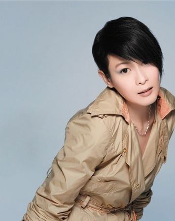 明星中意风衣 妩媚中性全搞定