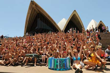 悉尼街头千人穿泳装挑战世