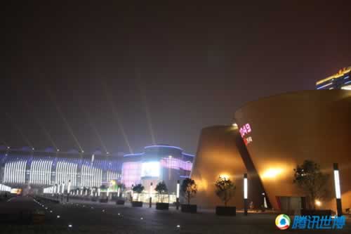万科馆麦垛亮灯 “2049”七彩变换