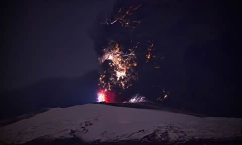 冰岛火山伴随闪电喷发壮观景象