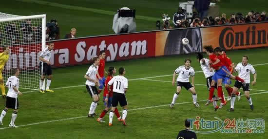 普约尔头球绝杀 西班牙1-0胜德国进决赛会师荷兰