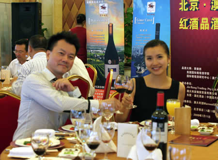 酒桌上五个动作 让暧昧立刻升级