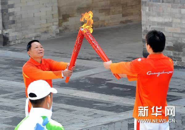 亚运火炬北京传递开始 首棒火炬手为张琳