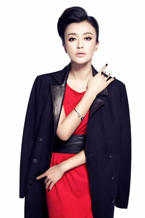 秦岚变身职场气质轻熟女