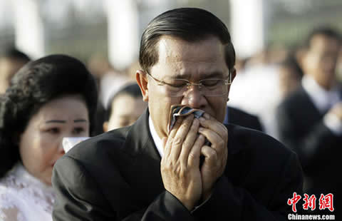柬埔寨举国哀悼踩踏事件罹难者 首相洪森洒泪致祭