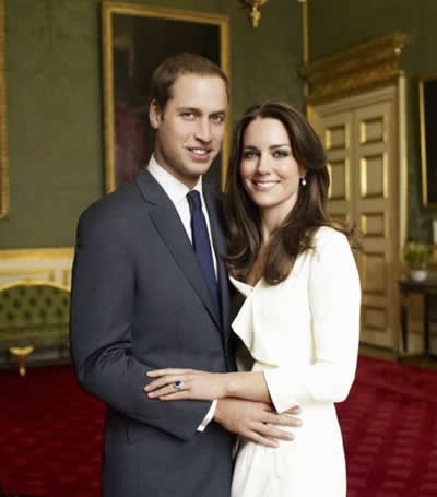 威廉王子准夫妻甜蜜订婚照公布 凯特秀戒指
