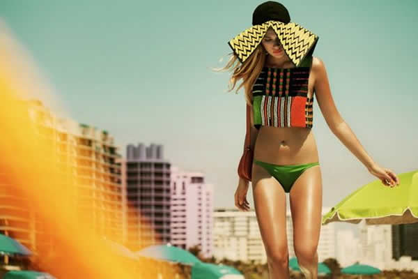 超模Sara登封面 海滩展示风情泳装