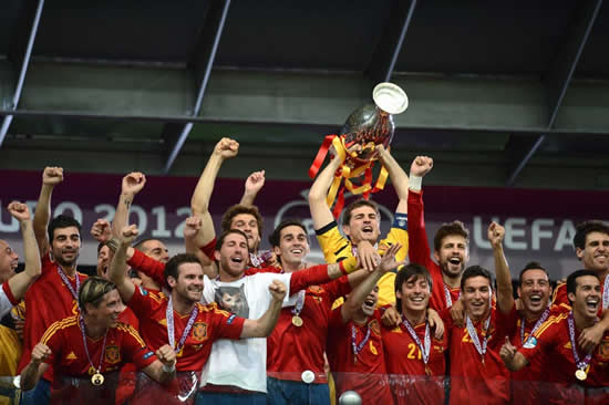 西班牙欧锦赛成功卫冕 托雷斯3球加冕金靴