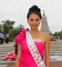 中国姑娘赢世界小 姐冠军欧美范儿私搭展风采
