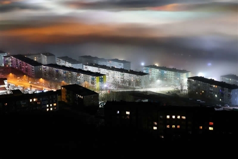 俄罗斯：城市夜雾迷幻宛若梦境