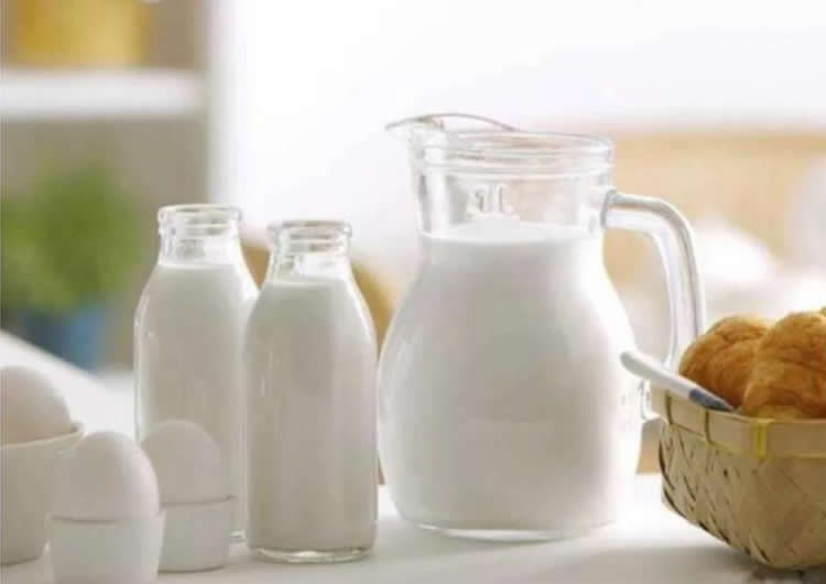 男性过量饮用牛奶有可能引发前列腺癌